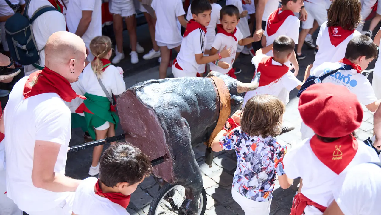 Encierro Txiki en la Cuesta de Santo Domingo de Pamplona durante las fiestas de San Fermín 2025. IÑIGO ALZUGARAY