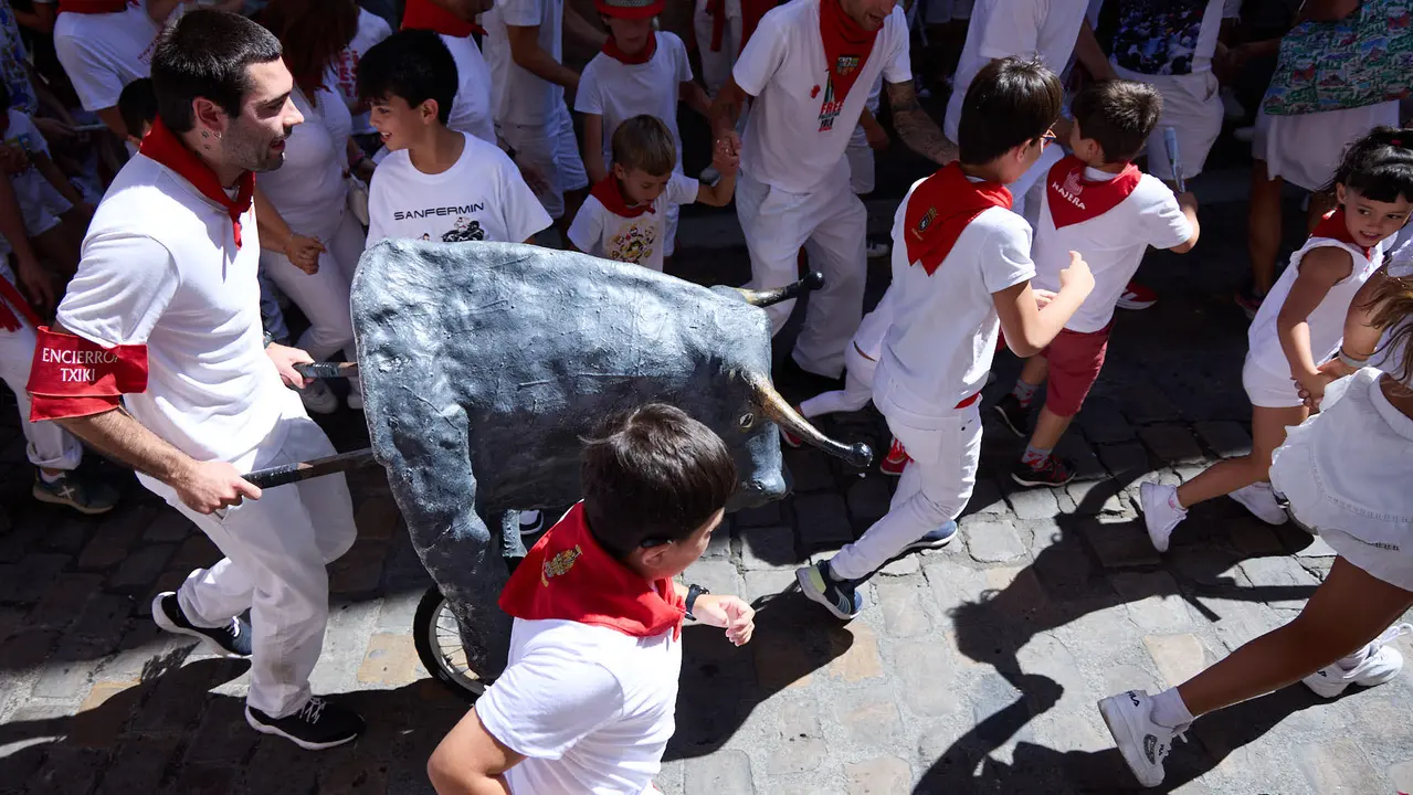 Encierro Txiki en la Cuesta de Santo Domingo de Pamplona durante las fiestas de San Fermín 2025. IÑIGO ALZUGARAY