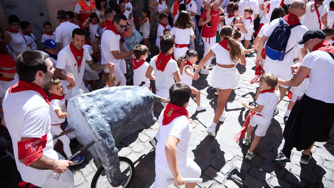 Encierro Txiki en la Cuesta de Santo Domingo de Pamplona durante las fiestas de San Fermín 2025. IÑIGO ALZUGARAY