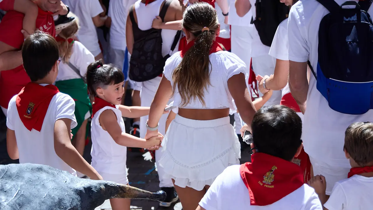 Encierro Txiki en la Cuesta de Santo Domingo de Pamplona durante las fiestas de San Fermín 2025. IÑIGO ALZUGARAY