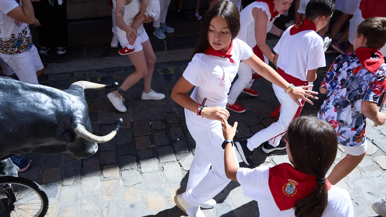 Encierro Txiki en la Cuesta de Santo Domingo de Pamplona durante las fiestas de San Fermín 2025. IÑIGO ALZUGARAY