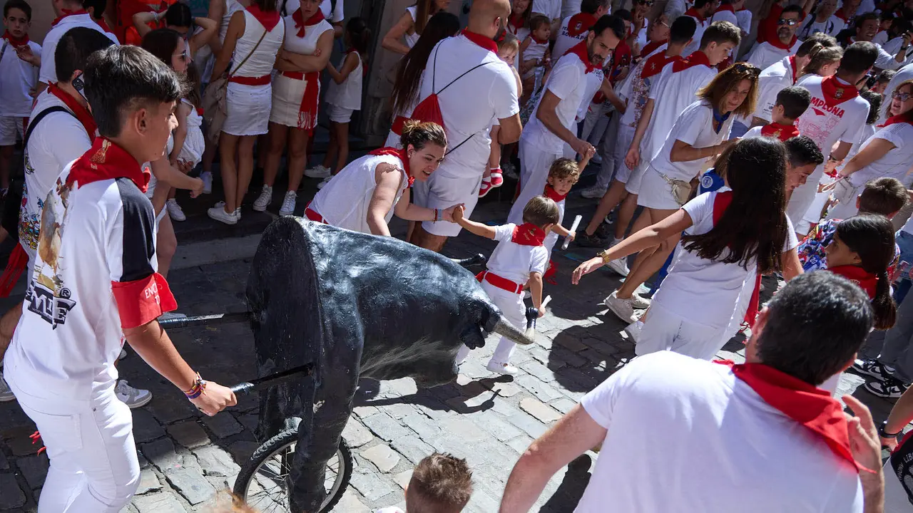 Encierro Txiki en la Cuesta de Santo Domingo de Pamplona durante las fiestas de San Fermín 2025. IÑIGO ALZUGARAY