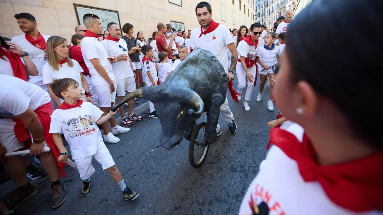 Encierro Txiki en la Cuesta de Santo Domingo de Pamplona durante las fiestas de San Fermín 2025. IÑIGO ALZUGARAY