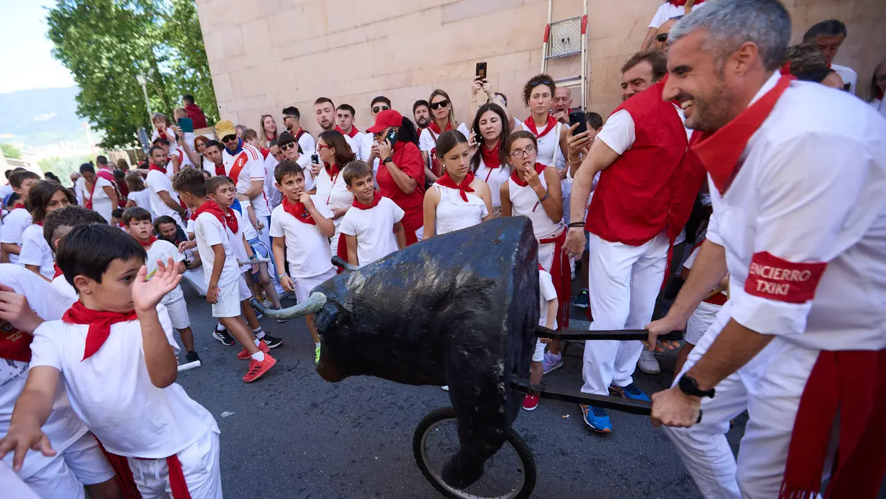 Encierro Txiki en la Cuesta de Santo Domingo de Pamplona durante las fiestas de San Fermín 2025. IÑIGO ALZUGARAY