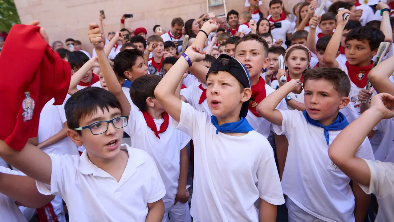 Encierro Txiki en la Cuesta de Santo Domingo de Pamplona durante las fiestas de San Fermín 2025. IÑIGO ALZUGARAY