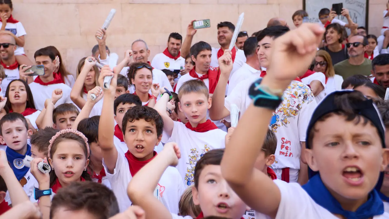 Encierro Txiki en la Cuesta de Santo Domingo de Pamplona durante las fiestas de San Fermín 2025. IÑIGO ALZUGARAY