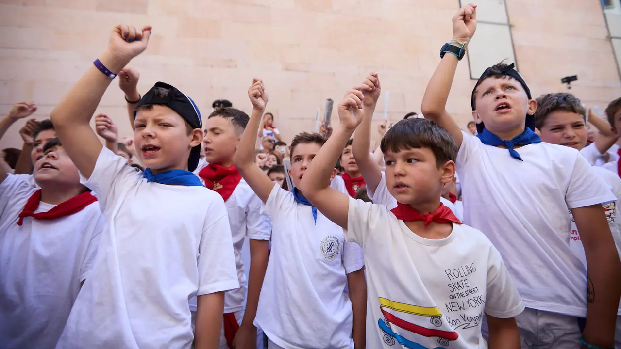 Encierro Txiki en la Cuesta de Santo Domingo de Pamplona durante las fiestas de San Fermín 2025. IÑIGO ALZUGARAY