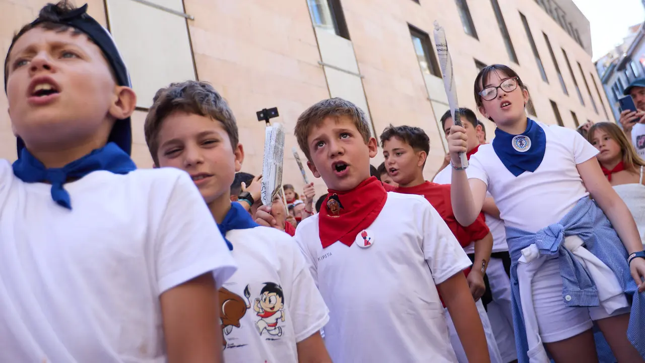 Encierro Txiki en la Cuesta de Santo Domingo de Pamplona durante las fiestas de San Fermín 2025. IÑIGO ALZUGARAY