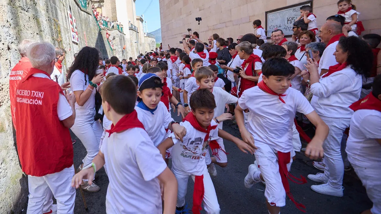 Encierro Txiki en la Cuesta de Santo Domingo de Pamplona durante las fiestas de San Fermín 2025. IÑIGO ALZUGARAY