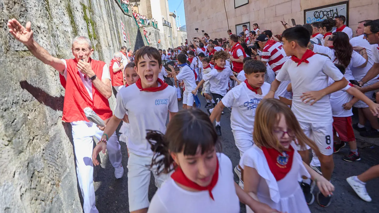 Encierro Txiki en la Cuesta de Santo Domingo de Pamplona durante las fiestas de San Fermín 2025. IÑIGO ALZUGARAY