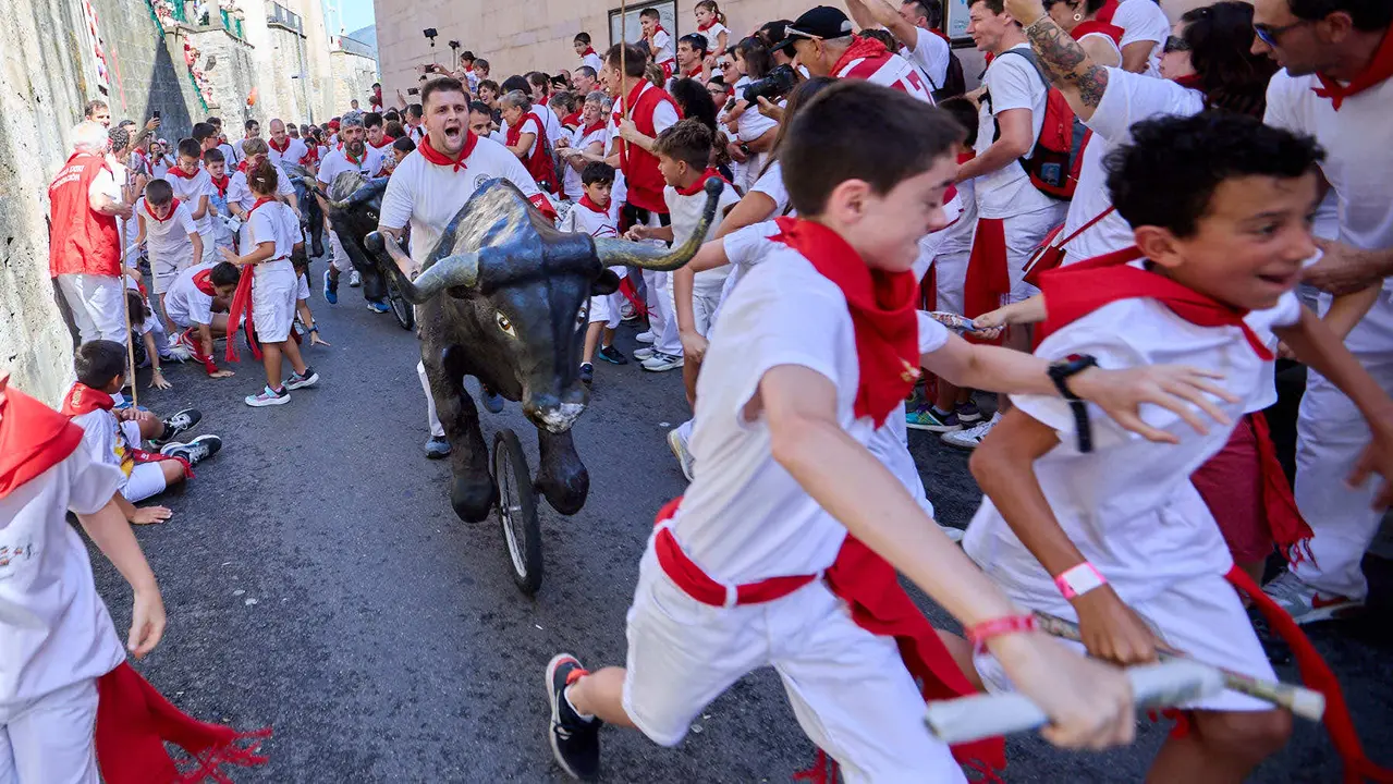 Encierro Txiki en la Cuesta de Santo Domingo de Pamplona durante las fiestas de San Fermín 2025. IÑIGO ALZUGARAY