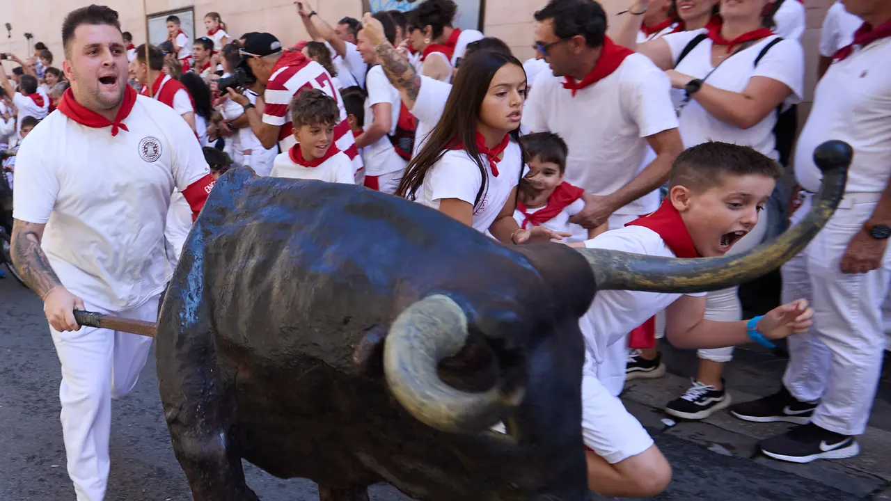 Encierro Txiki en la Cuesta de Santo Domingo de Pamplona durante las fiestas de San Fermín 2025. IÑIGO ALZUGARAY