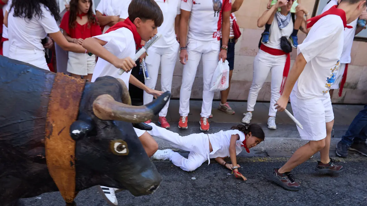 Encierro Txiki en la Cuesta de Santo Domingo de Pamplona durante las fiestas de San Fermín 2025. IÑIGO ALZUGARAY