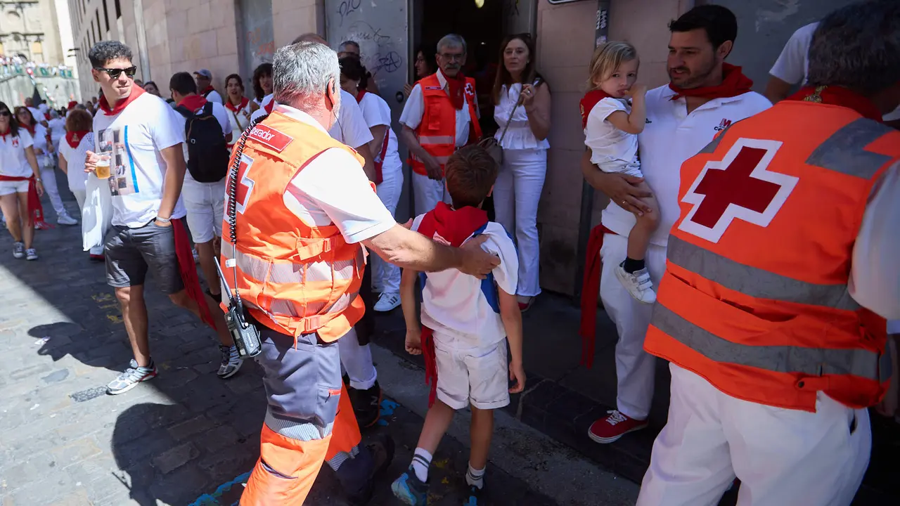 Encierro Txiki en la Cuesta de Santo Domingo de Pamplona durante las fiestas de San Fermín 2025. IÑIGO ALZUGARAY