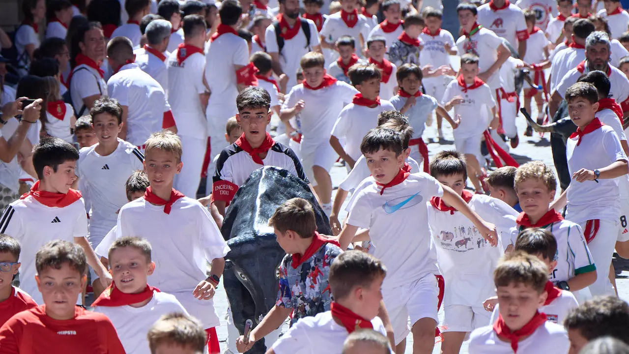 Encierro Txiki en la Cuesta de Santo Domingo de Pamplona durante las fiestas de San Fermín 2025. IÑIGO ALZUGARAY