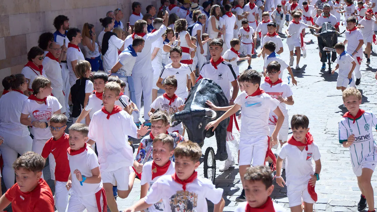 Encierro Txiki en la Cuesta de Santo Domingo de Pamplona durante las fiestas de San Fermín 2025. IÑIGO ALZUGARAY