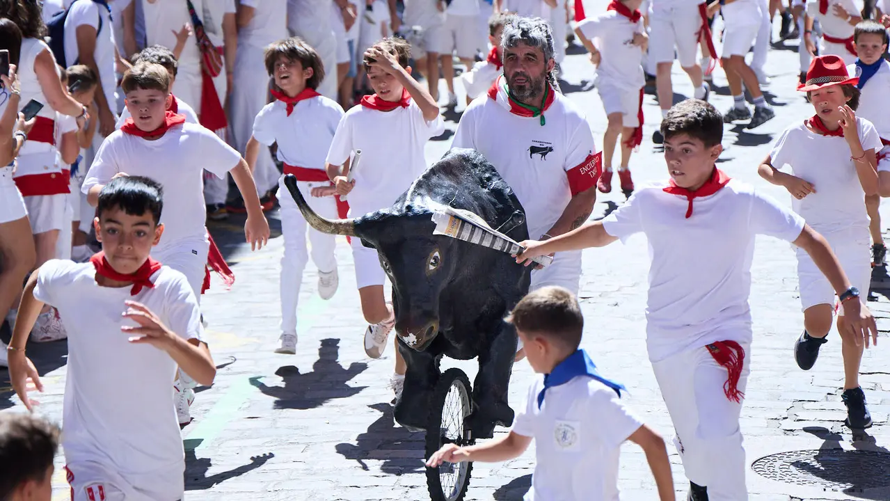 Encierro Txiki en la Cuesta de Santo Domingo de Pamplona durante las fiestas de San Fermín 2025. IÑIGO ALZUGARAY