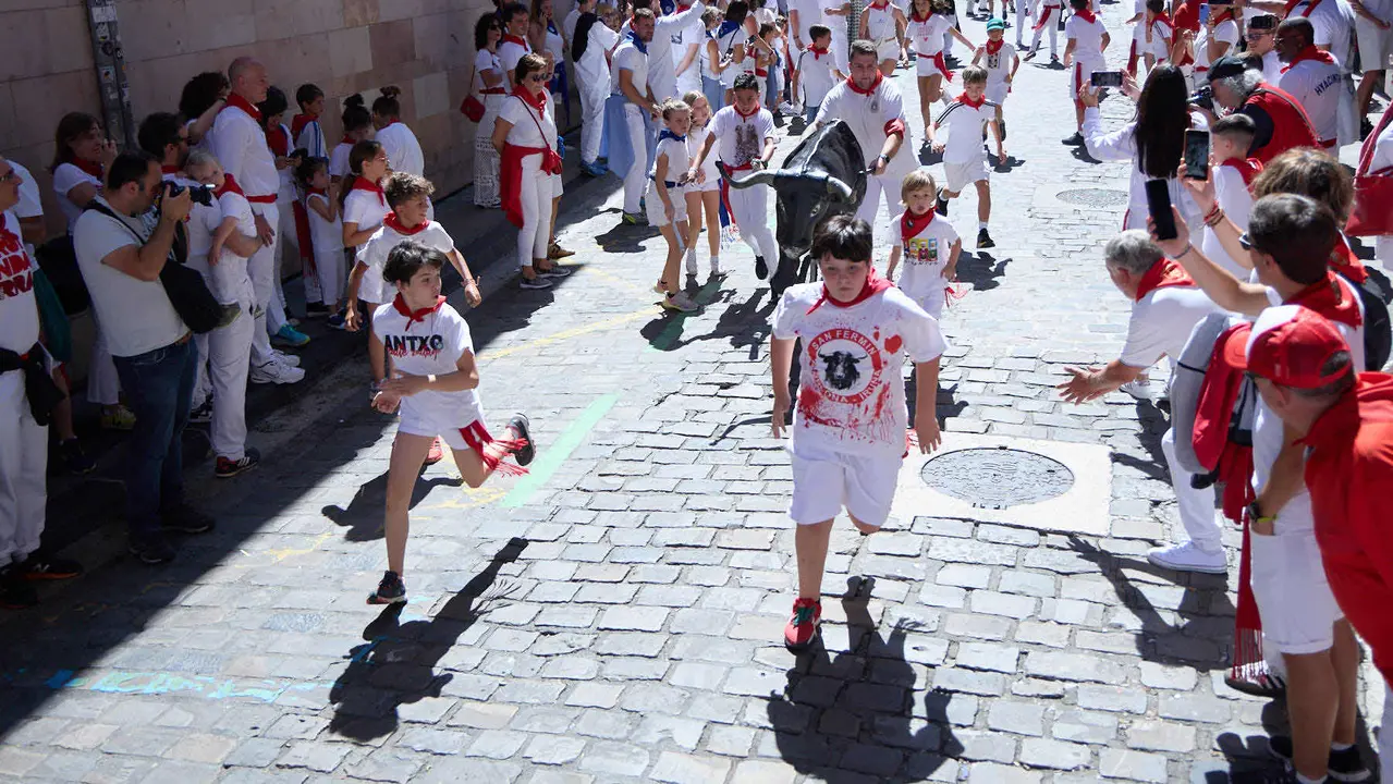 Encierro Txiki en la Cuesta de Santo Domingo de Pamplona durante las fiestas de San Fermín 2025. IÑIGO ALZUGARAY