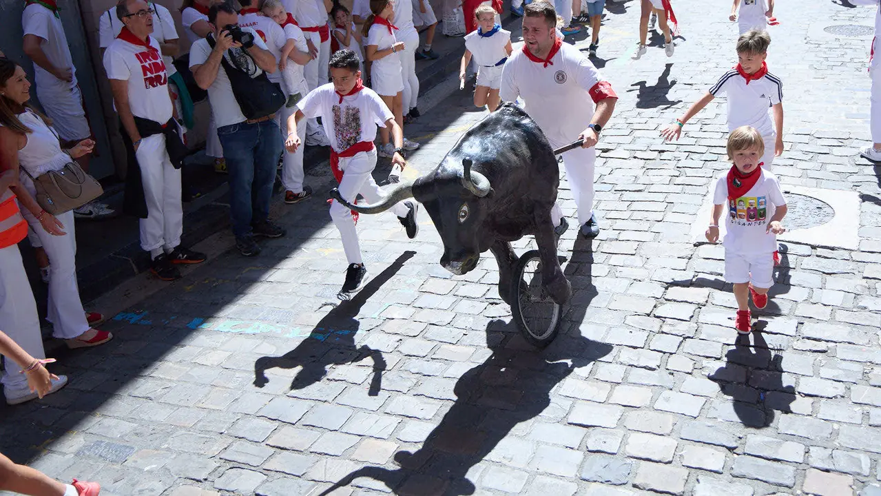 Encierro Txiki en la Cuesta de Santo Domingo de Pamplona durante las fiestas de San Fermín 2025. IÑIGO ALZUGARAY