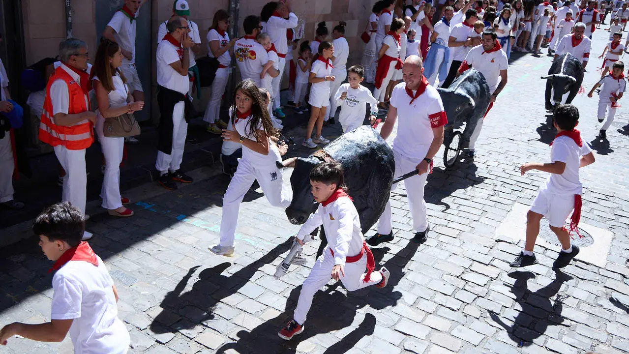 Encierro Txiki en la Cuesta de Santo Domingo de Pamplona durante las fiestas de San Fermín 2025. IÑIGO ALZUGARAY