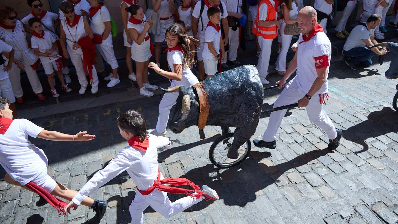 Encierro Txiki en la Cuesta de Santo Domingo de Pamplona durante las fiestas de San Fermín 2025. IÑIGO ALZUGARAY