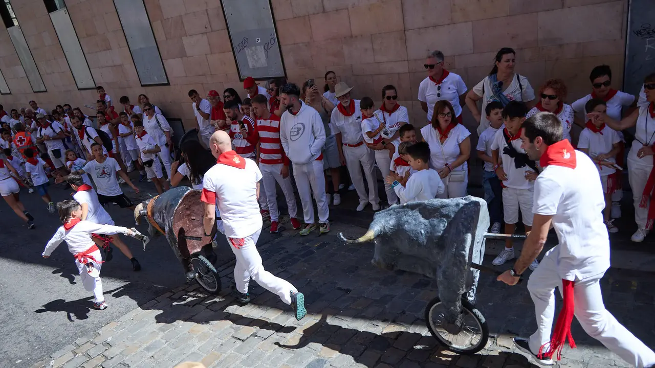 Encierro Txiki en la Cuesta de Santo Domingo de Pamplona durante las fiestas de San Fermín 2025. IÑIGO ALZUGARAY