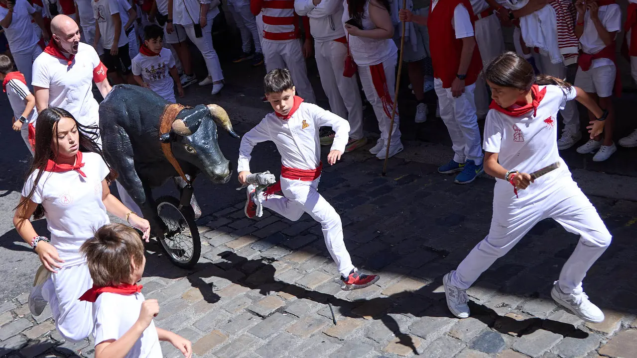 Encierro Txiki en la Cuesta de Santo Domingo de Pamplona durante las fiestas de San Fermín 2025. IÑIGO ALZUGARAY