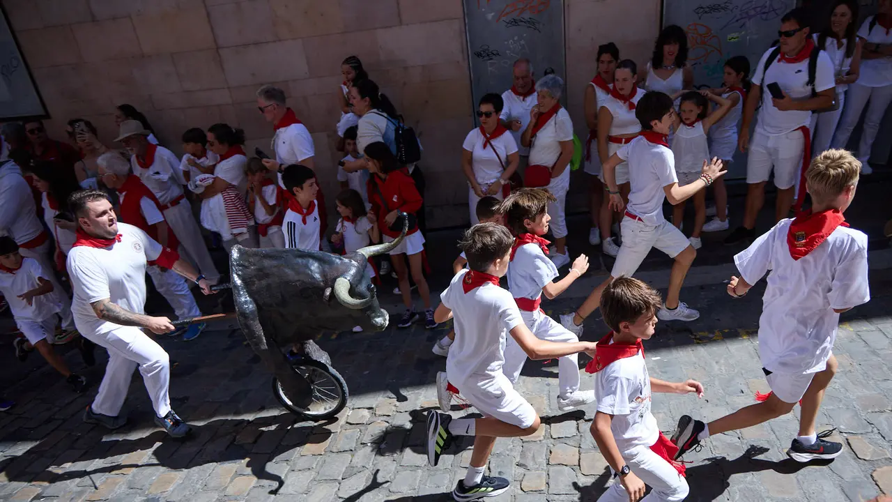 Encierro Txiki en la Cuesta de Santo Domingo de Pamplona durante las fiestas de San Fermín 2025. IÑIGO ALZUGARAY