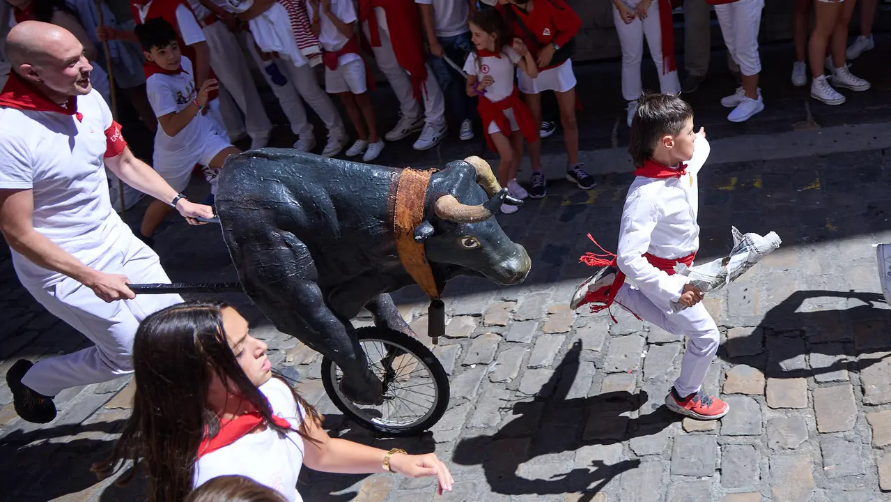 Encierro Txiki en la Cuesta de Santo Domingo de Pamplona durante las fiestas de San Fermín 2025. IÑIGO ALZUGARAY