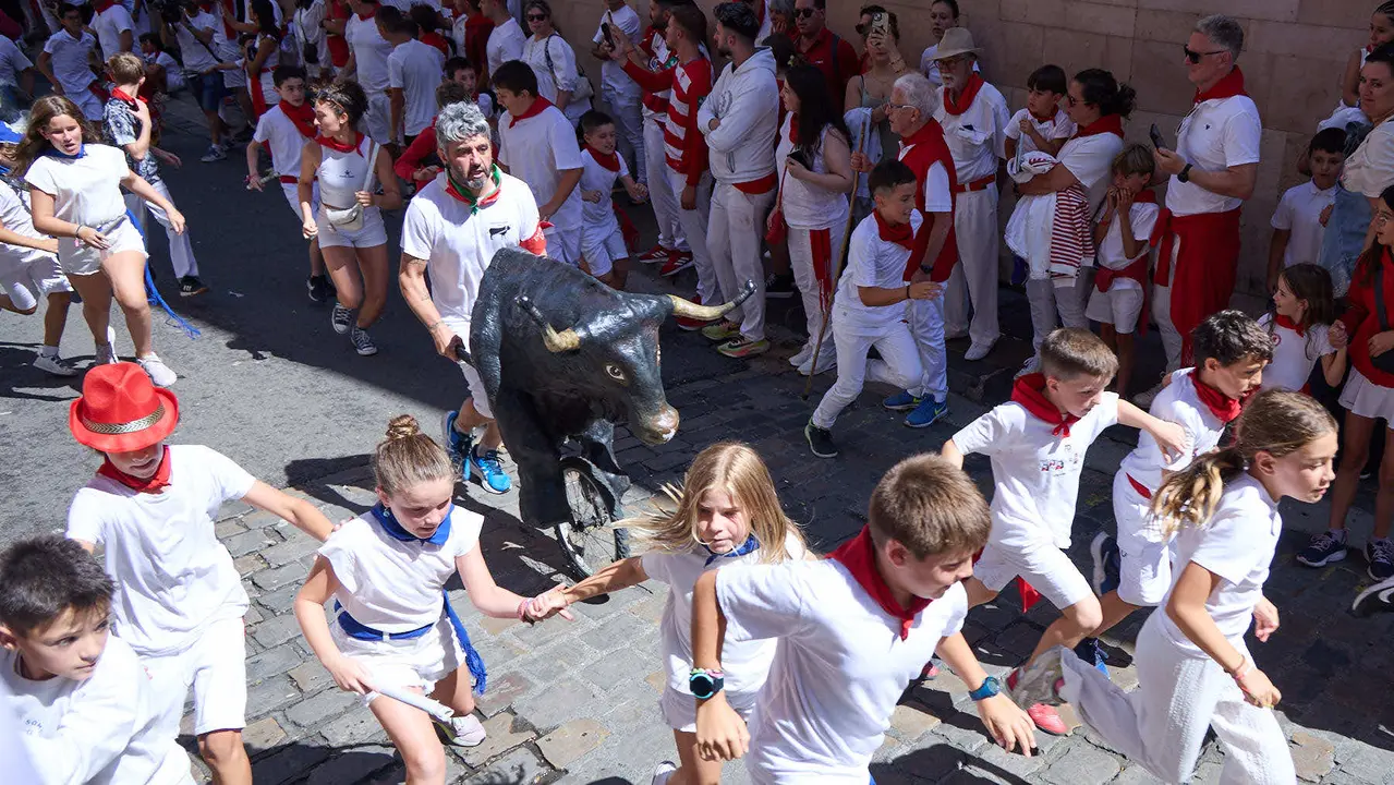Encierro Txiki en la Cuesta de Santo Domingo de Pamplona durante las fiestas de San Fermín 2025. IÑIGO ALZUGARAY