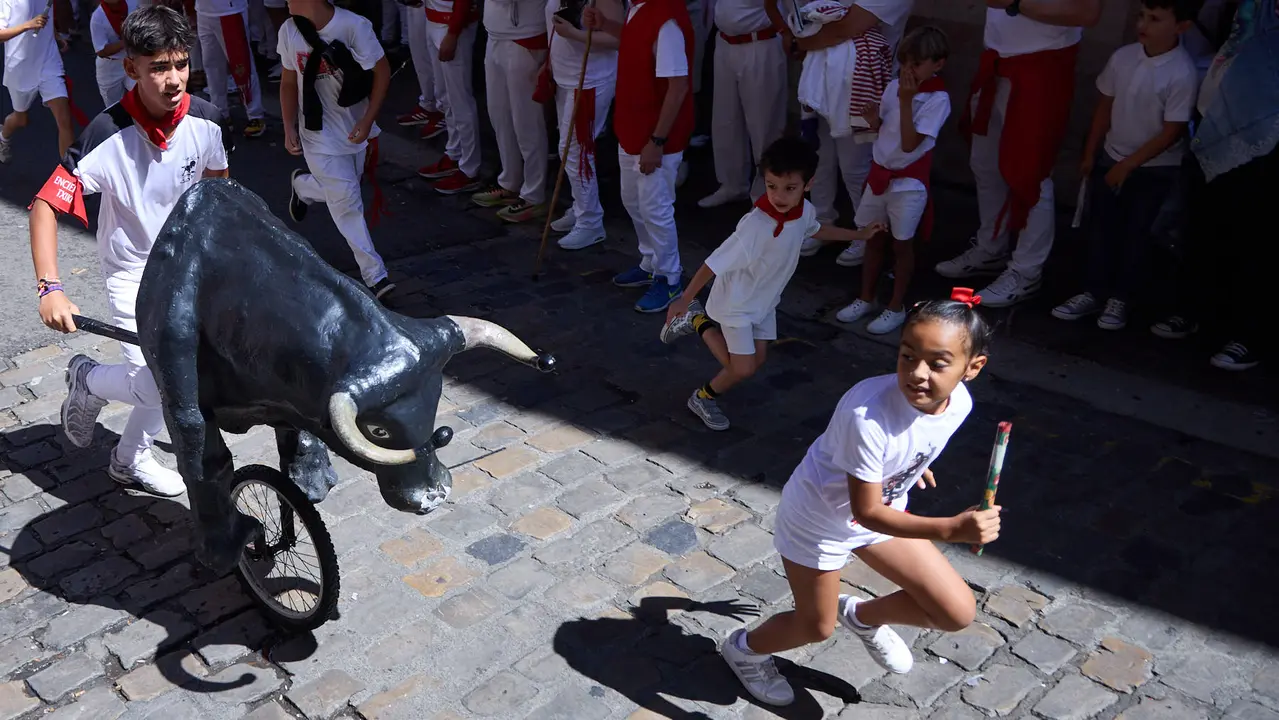 Encierro Txiki en la Cuesta de Santo Domingo de Pamplona durante las fiestas de San Fermín 2025. IÑIGO ALZUGARAY