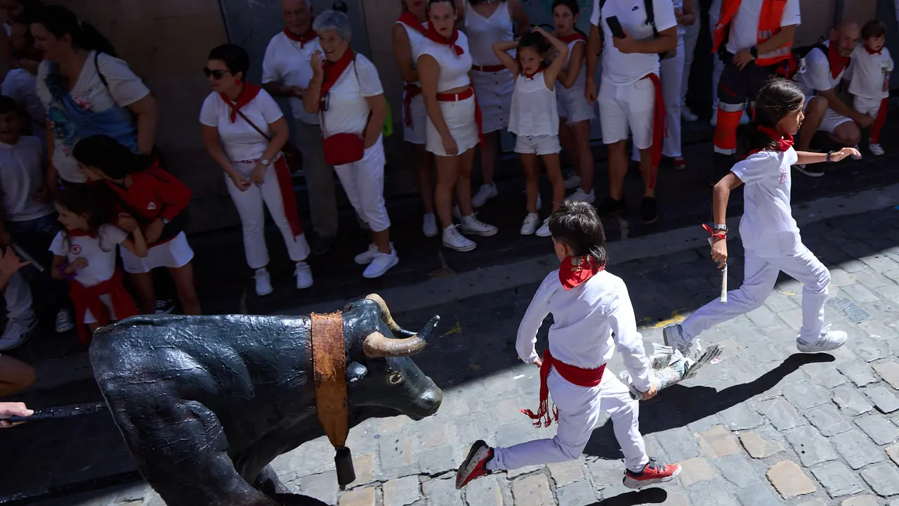 Encierro Txiki en la Cuesta de Santo Domingo de Pamplona durante las fiestas de San Fermín 2025. IÑIGO ALZUGARAY