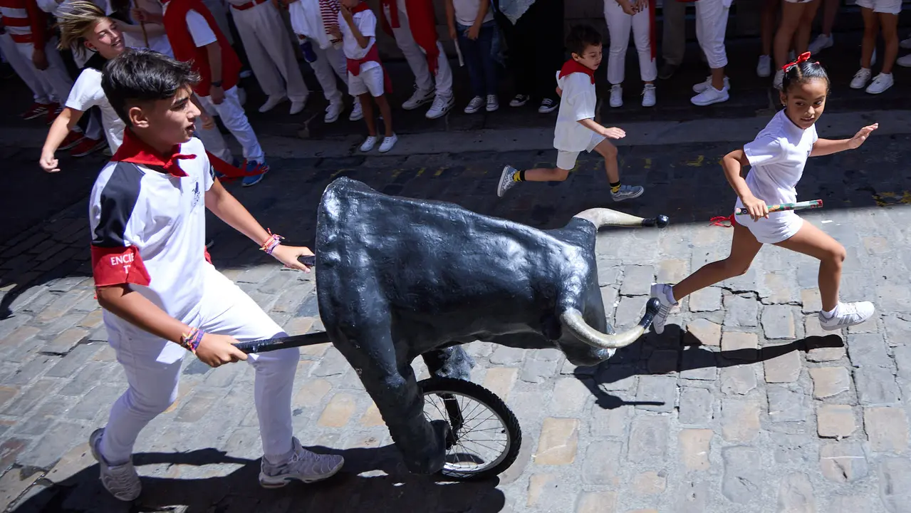 Encierro Txiki en la Cuesta de Santo Domingo de Pamplona durante las fiestas de San Fermín 2025. IÑIGO ALZUGARAY