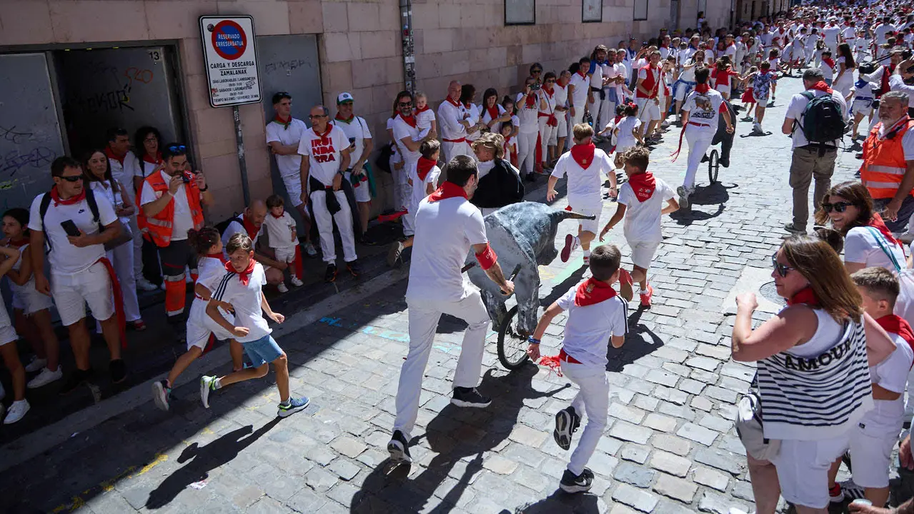 Encierro Txiki en la Cuesta de Santo Domingo de Pamplona durante las fiestas de San Fermín 2025. IÑIGO ALZUGARAY