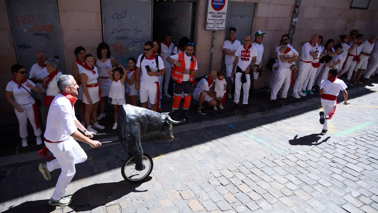 Encierro Txiki en la Cuesta de Santo Domingo de Pamplona durante las fiestas de San Fermín 2025. IÑIGO ALZUGARAY
