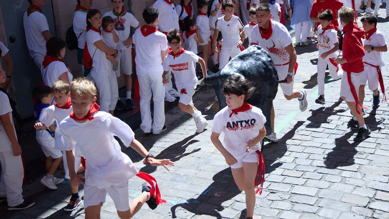 Encierro Txiki en la Cuesta de Santo Domingo de Pamplona durante las fiestas de San Fermín 2025. IÑIGO ALZUGARAY