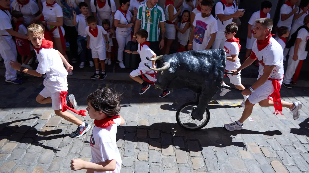 Encierro Txiki en la Cuesta de Santo Domingo de Pamplona durante las fiestas de San Fermín 2025. IÑIGO ALZUGARAY