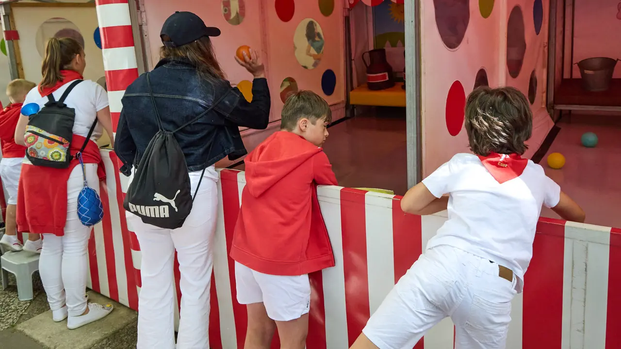 Kirolari Sport kids, el espacio deportivo y recreativo infantil en colaboración con las federaciones deportivas en el parque de la Medialuna durante las fiestas de San Fermín 2025. IÑIGO ALZUGARAY