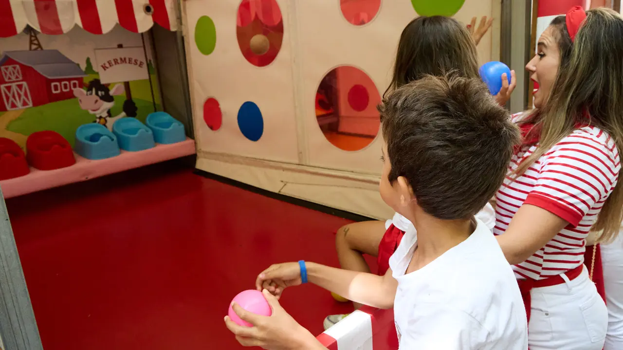 Kirolari Sport kids, el espacio deportivo y recreativo infantil en colaboración con las federaciones deportivas en el parque de la Medialuna durante las fiestas de San Fermín 2025. IÑIGO ALZUGARAY