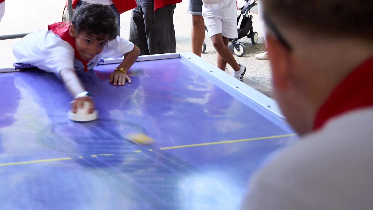 Kirolari Sport kids, el espacio deportivo y recreativo infantil en colaboración con las federaciones deportivas en el parque de la Medialuna durante las fiestas de San Fermín 2025. IÑIGO ALZUGARAY