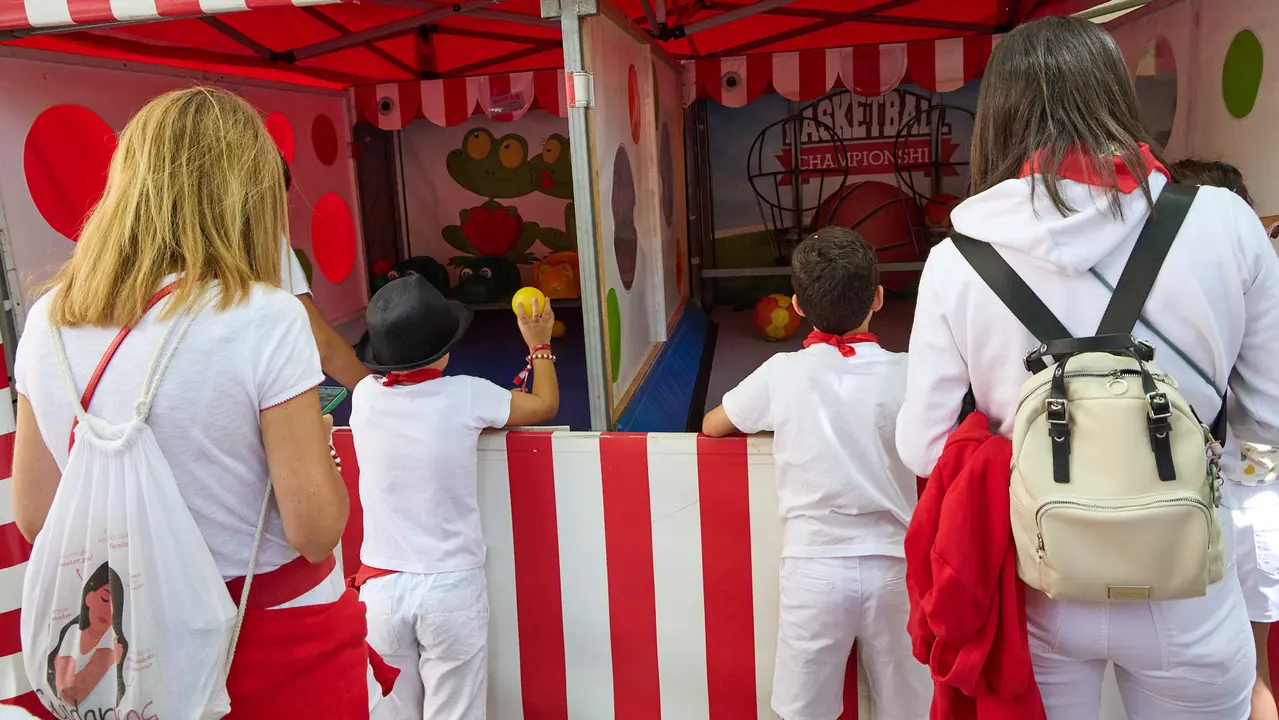Kirolari Sport kids, el espacio deportivo y recreativo infantil en colaboración con las federaciones deportivas en el parque de la Medialuna durante las fiestas de San Fermín 2025. IÑIGO ALZUGARAY