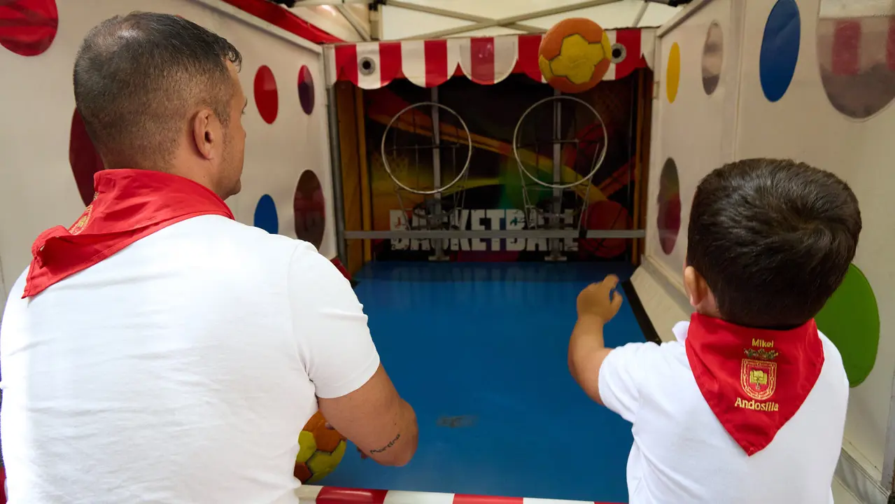 Kirolari Sport kids, el espacio deportivo y recreativo infantil en colaboración con las federaciones deportivas en el parque de la Medialuna durante las fiestas de San Fermín 2025. IÑIGO ALZUGARAY