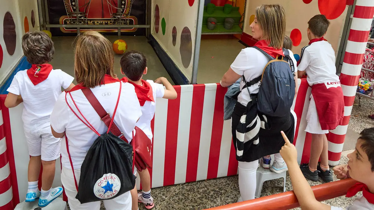 Kirolari Sport kids, el espacio deportivo y recreativo infantil en colaboración con las federaciones deportivas en el parque de la Medialuna durante las fiestas de San Fermín 2025. IÑIGO ALZUGARAY