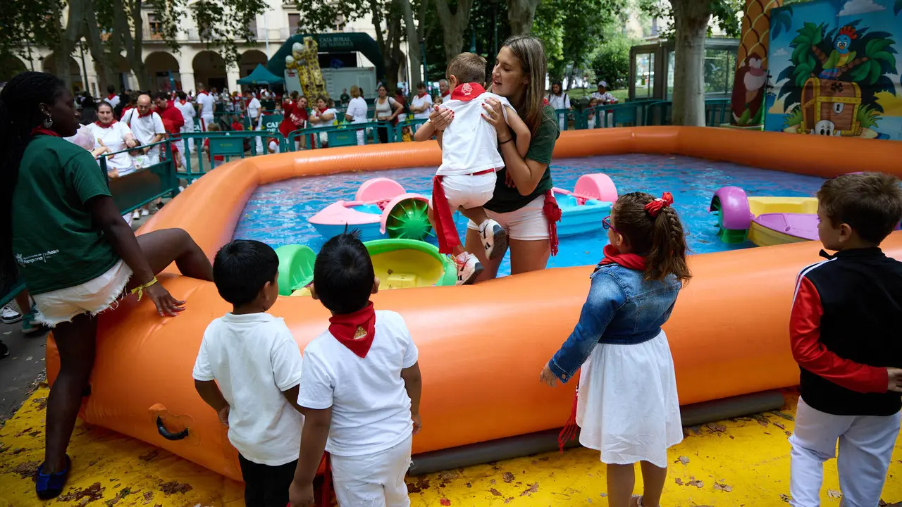 Kirolari Sport kids, el espacio deportivo y recreativo infantil en colaboración con las federaciones deportivas en el parque de la Medialuna durante las fiestas de San Fermín 2025. IÑIGO ALZUGARAY