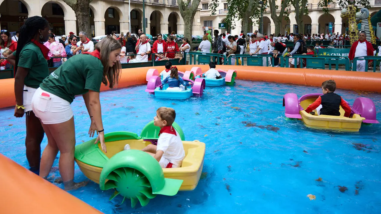 Kirolari Sport kids, el espacio deportivo y recreativo infantil en colaboración con las federaciones deportivas en el parque de la Medialuna durante las fiestas de San Fermín 2025. IÑIGO ALZUGARAY