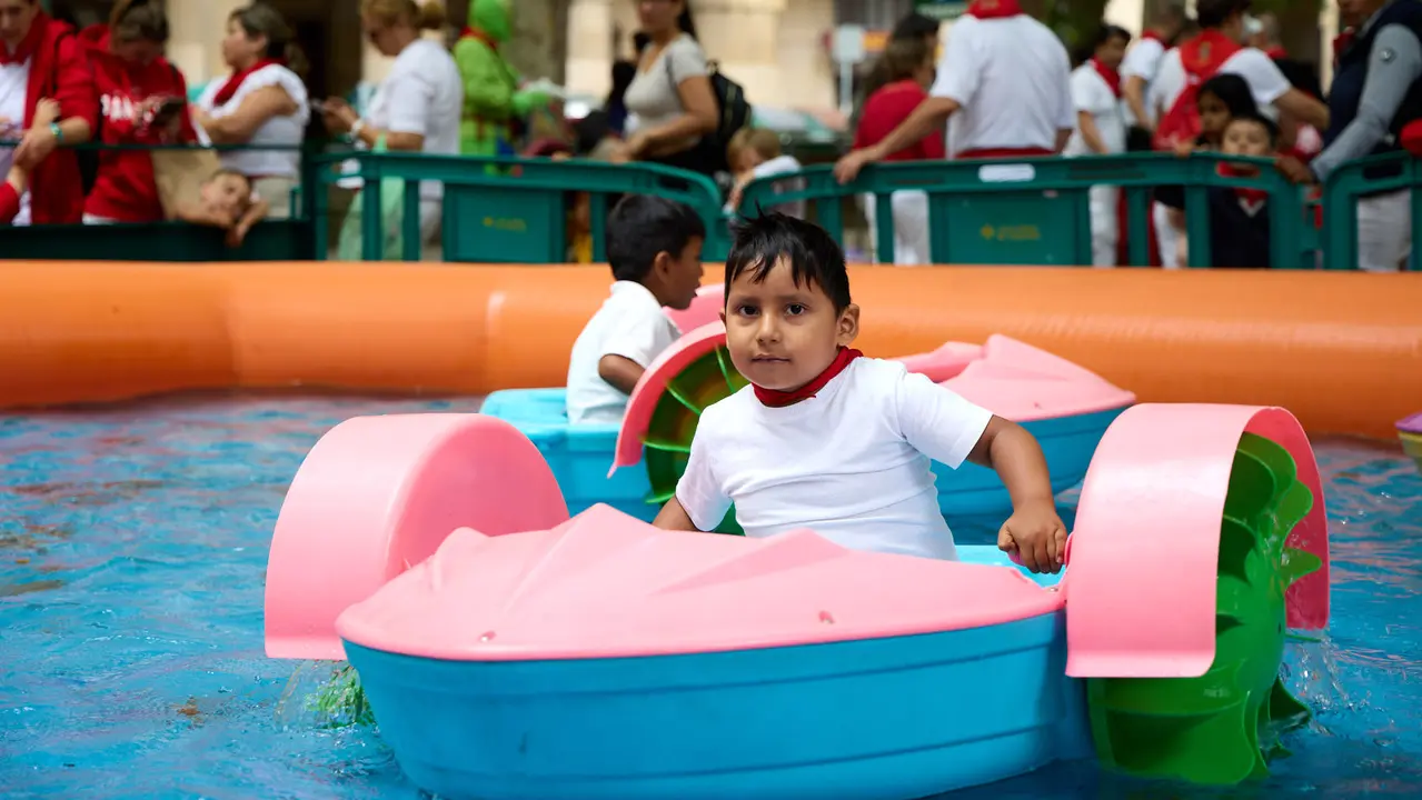 Kirolari Sport kids, el espacio deportivo y recreativo infantil en colaboración con las federaciones deportivas en el parque de la Medialuna durante las fiestas de San Fermín 2025. IÑIGO ALZUGARAY