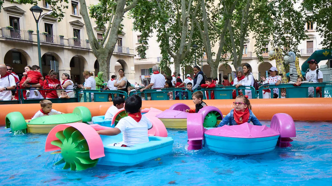 Kirolari Sport kids, el espacio deportivo y recreativo infantil en colaboración con las federaciones deportivas en el parque de la Medialuna durante las fiestas de San Fermín 2025. IÑIGO ALZUGARAY