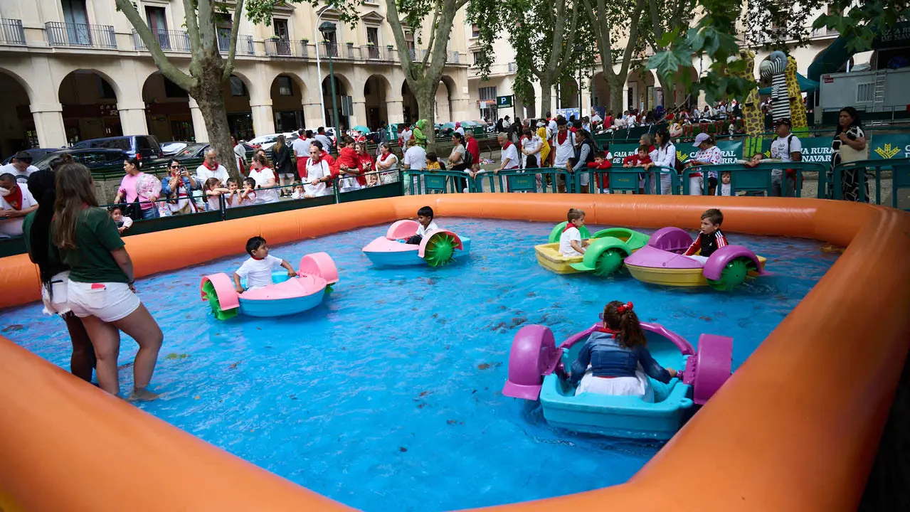 Kirolari Sport kids, el espacio deportivo y recreativo infantil en colaboración con las federaciones deportivas en el parque de la Medialuna durante las fiestas de San Fermín 2025. IÑIGO ALZUGARAY