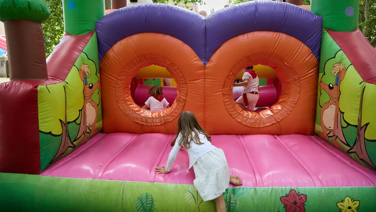 Kirolari Sport kids, el espacio deportivo y recreativo infantil en colaboración con las federaciones deportivas en el parque de la Medialuna durante las fiestas de San Fermín 2025. IÑIGO ALZUGARAY