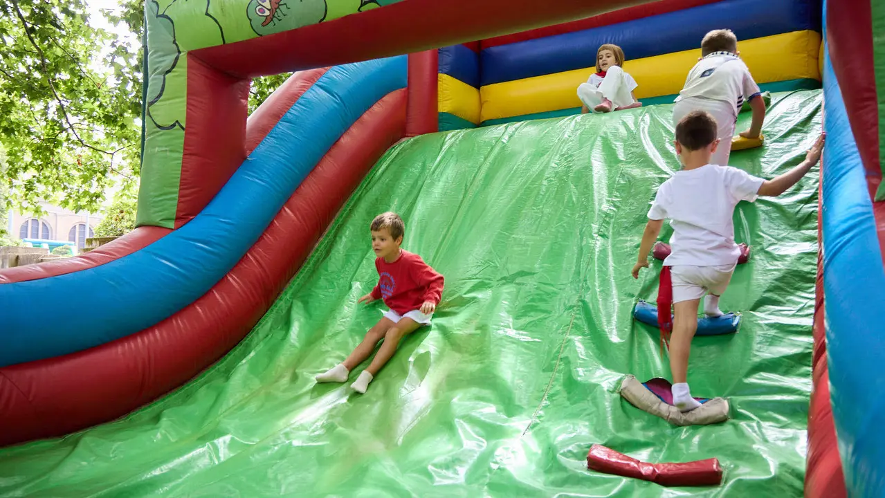 Kirolari Sport kids, el espacio deportivo y recreativo infantil en colaboración con las federaciones deportivas en el parque de la Medialuna durante las fiestas de San Fermín 2025. IÑIGO ALZUGARAY